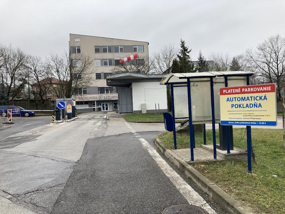 Automatickú pokladňu nájdete hneď pri východe z areálu. Zdroj: Patrícia Jeseňová