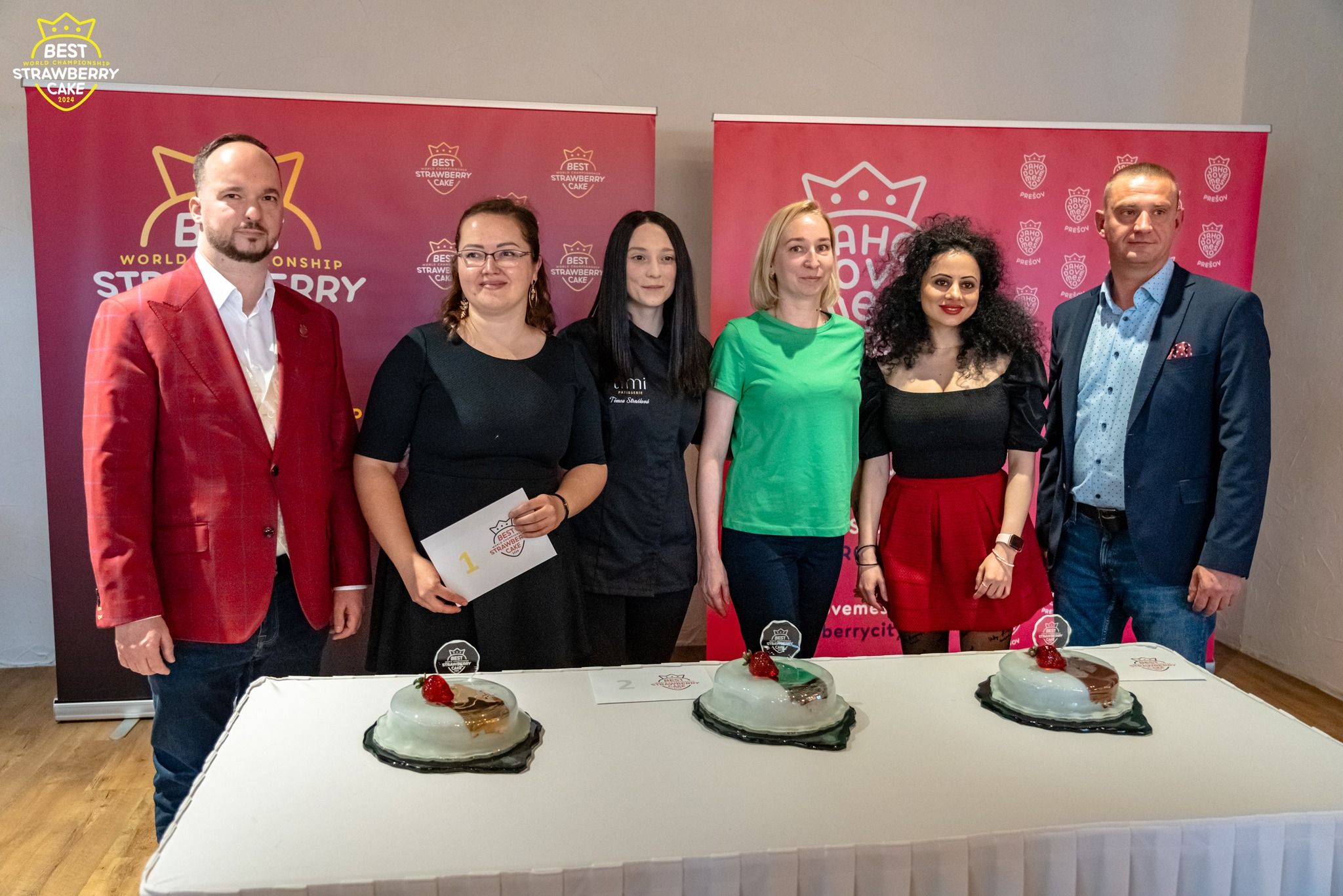 Víťazky a porotcovia. Zdroj: Facebook/Prešov - Jahodové mesto