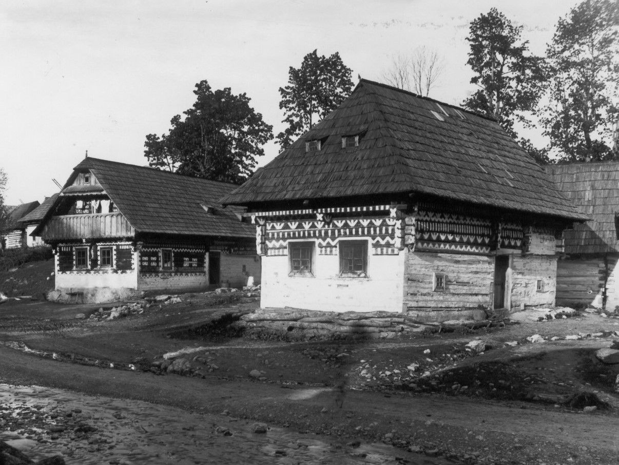 Začiatkom 20. storočia začali obyvatelia bieliť domy po celej ploche, niektoré maľby tak zanikli, iné zas dostali priestor na vyniknutie. Zdroj: FB/Kráľova hoľa-história