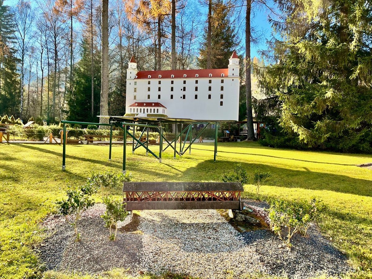 Bratislavský hrad čaká na svoje dokončenie, pred ním môžete vidieť najstarší drevený most u nás, ktorý sa nachádza v Kluknave na Spiši. Zdroj: Michala Staníková