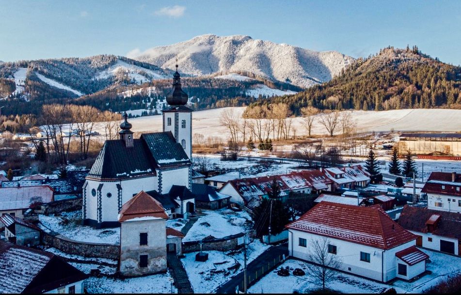 Dominantou Liptovského Jána je miestny katolícky kostolík, ktorý patrí medzi najstaršie budovy v obci. Zdroj: FB/Liptovský Ján