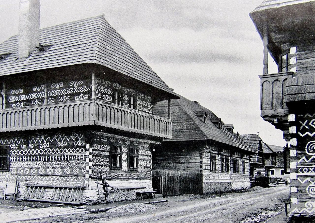 Ako perníkové chalúpky... Naše národné kultúrne bohatstvo v roku 1949. Zdroj: FB/Kráľova hoľa-história