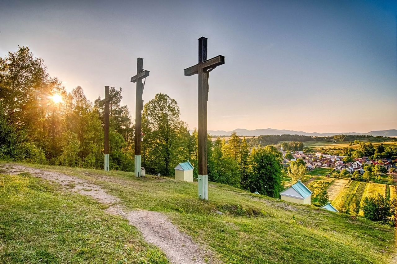 Z vrchu kalvárie sa núkajú nádherné výhľady do okolia. Zdroj: FB Rajecká Lesná/ Vlado Boledo