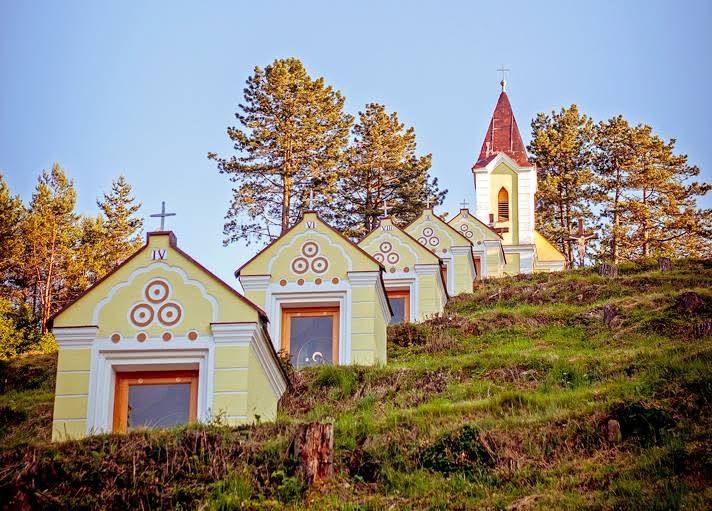 Reliéfy zachytávajúce jednotlivé zastavenia, ktoré sú umiestnené v kaplnkách, boli zhotovené v Mníchove. Zdroj: FB Rajecká Lesná/ Vlado Boledo