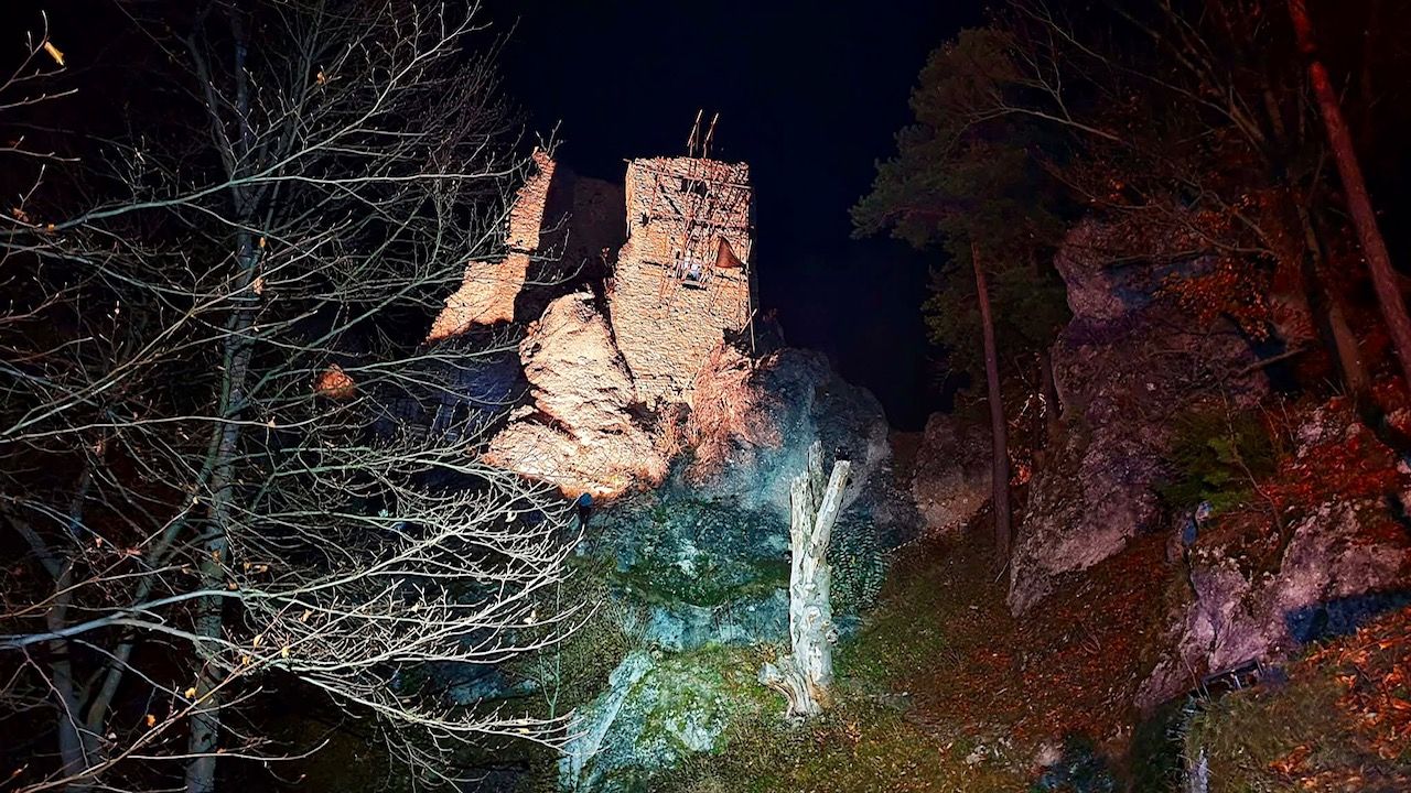 Hrad dávajú dobrovoľníci do povedomia aj cez rôzne kultúrne akcie, veľmi populárne je podujatie Dušičkový výstup, ktorý sa tradične koná prvý novembrový víkend. Zdroj: FB/Hrad Hričov