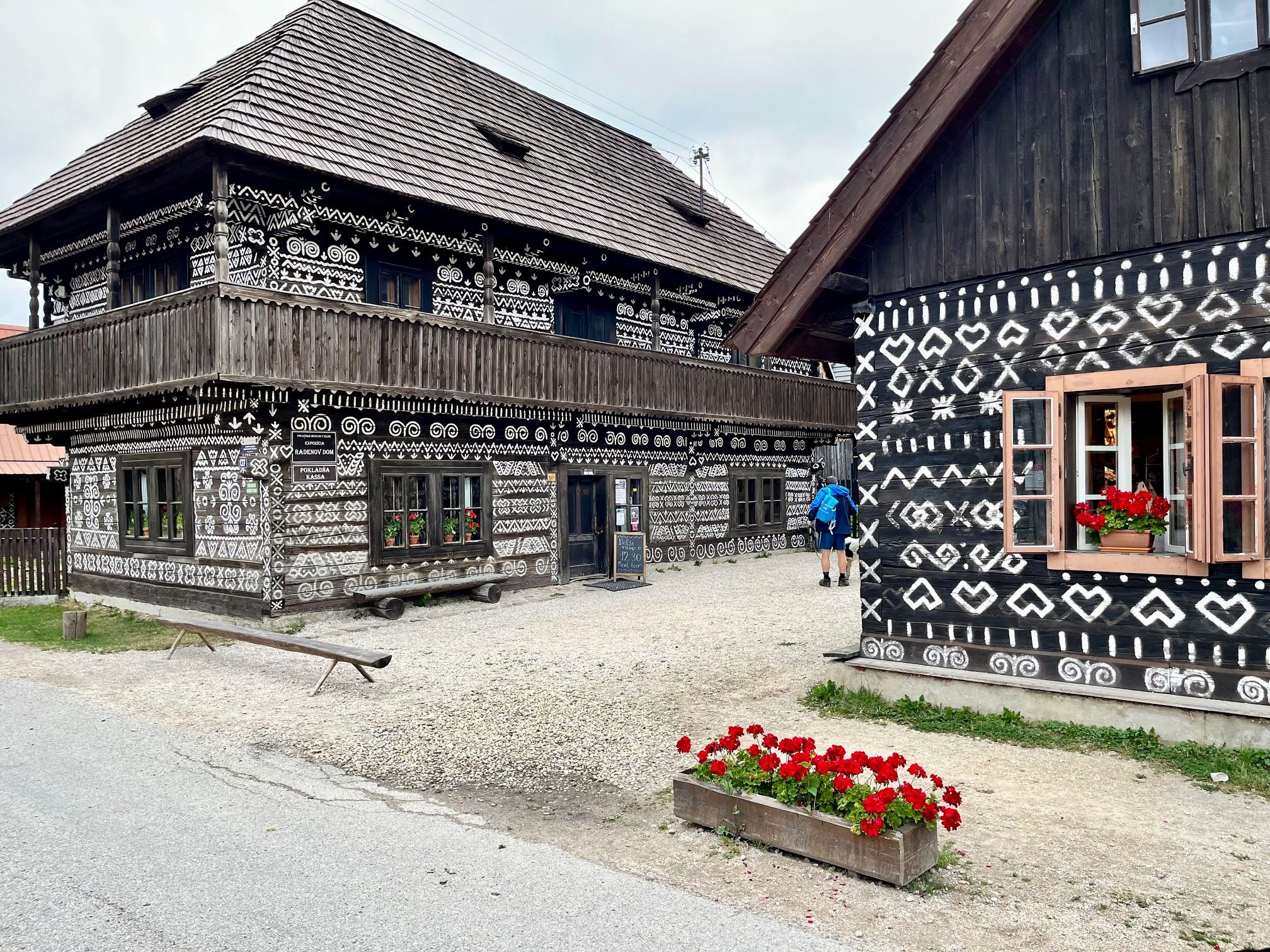 V obci sa nachádzajú dve expozície Považského múzea v Žiline. Jedna je inštalovaná v poslednom poschodovom zrube v Čičmanoch, v tzv. Radenovom dome (vľavo). Zdroj: Michala Staníková