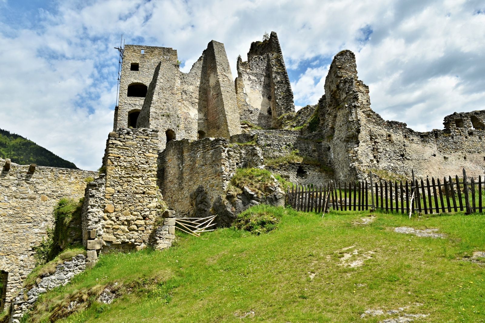 01Hrad Likava - autorom fotografie je Štefan Ižo_1600x1067.JPG