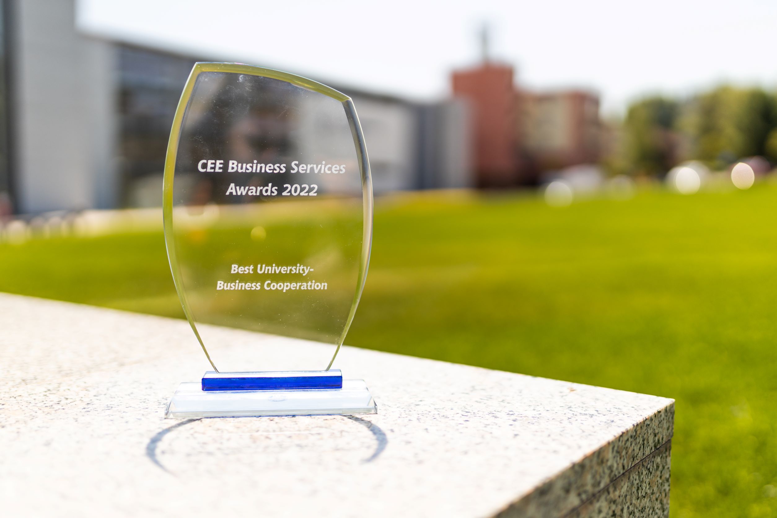 02082022_TS-UNIZA-onsemi-ocenenie-CEE-Business-Services-Awards-2022.jpg