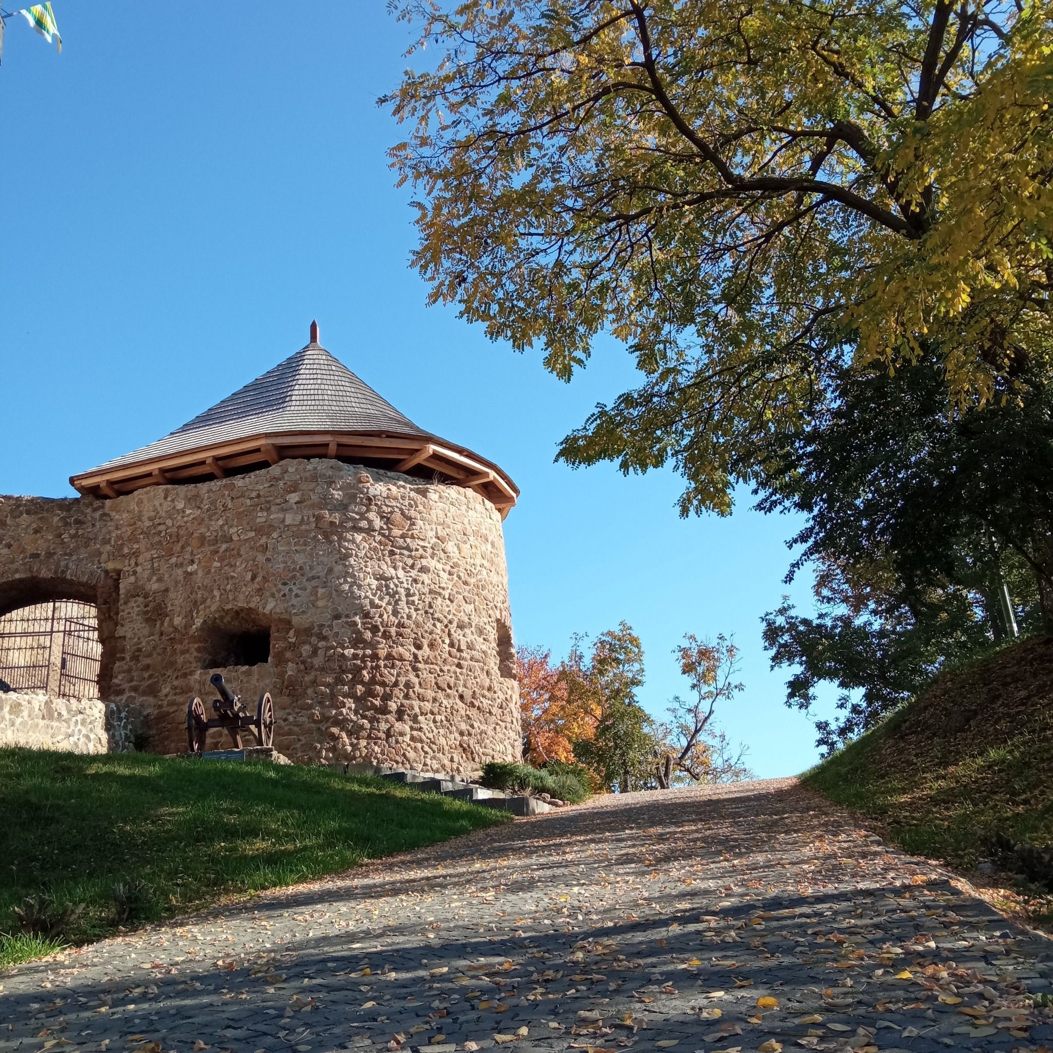 02-Hradné múzeum vo Fiľakove - Füleki Vármúzeum.jpg