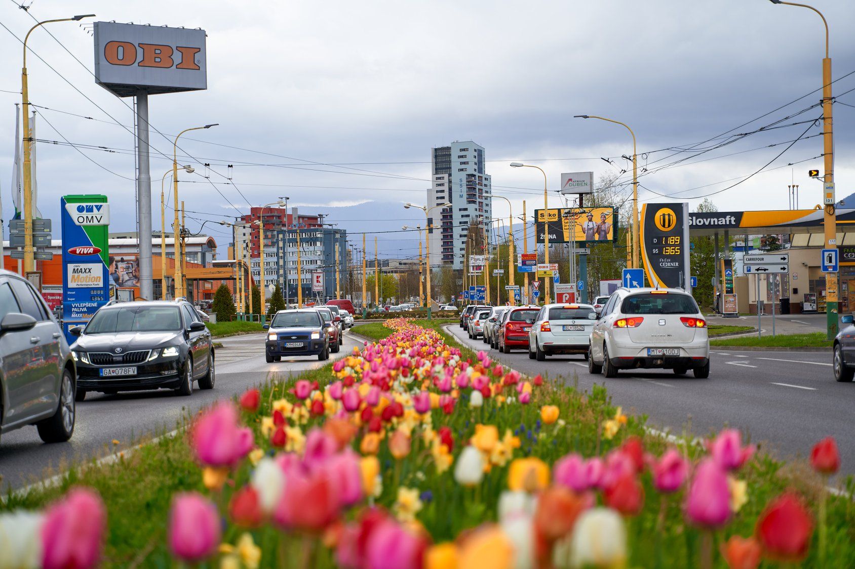 Na neupravenú cestu upozorňuje dopravná značka.