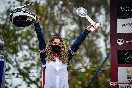 Leona Pierrini je dvojnásobná juniorská majsterka Francúzska a víťazka svetového pohára