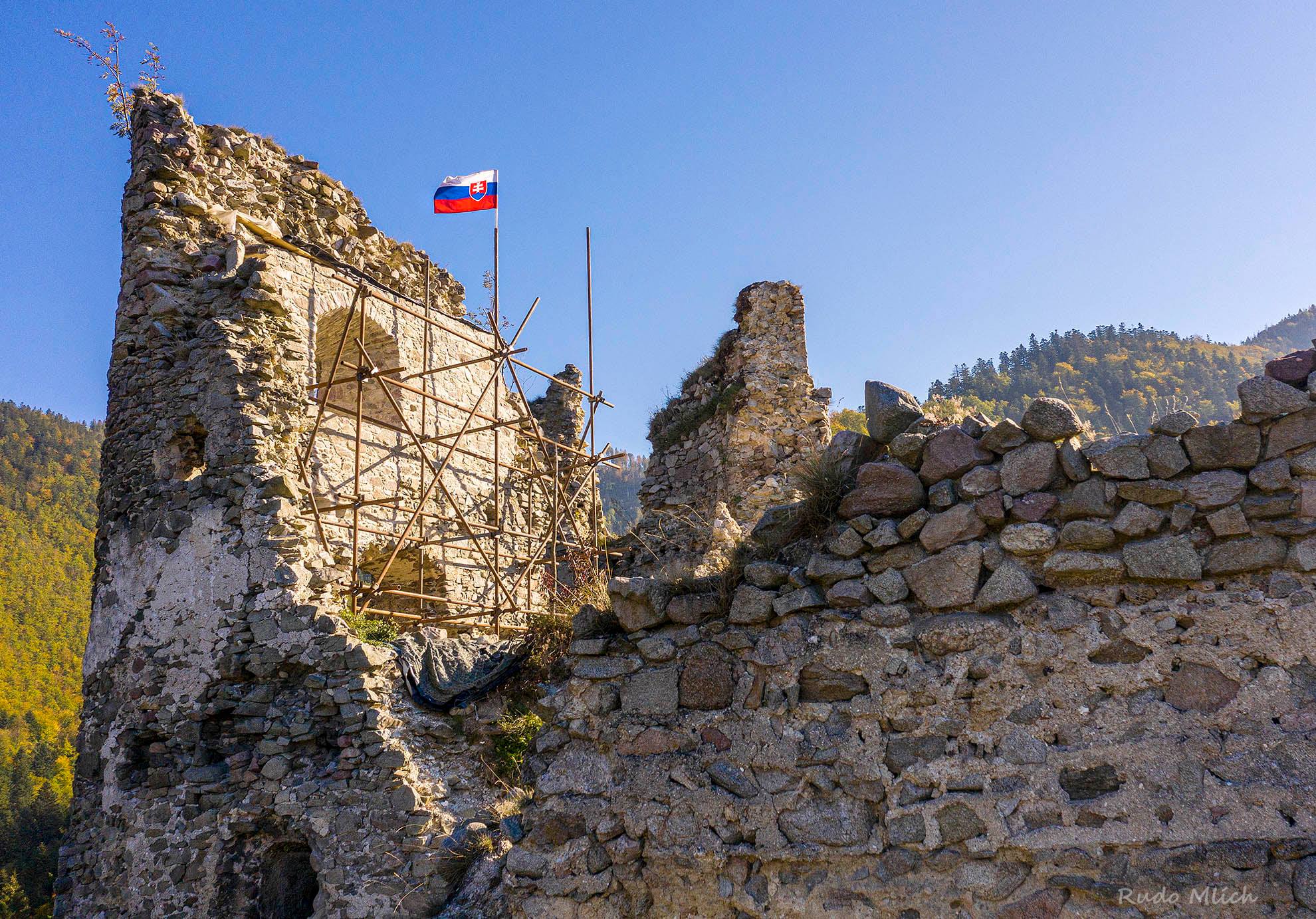 Opravené okno na 4. podlaží hradnej veže. Dobrovoľníci veria, že budúci rok práce dokončia a budú sa môcť na okolitú krajinu pozrieť z 5. podlažia. A to je vraj pohľad, ktorý sa už dlho nikomu neponúkol.