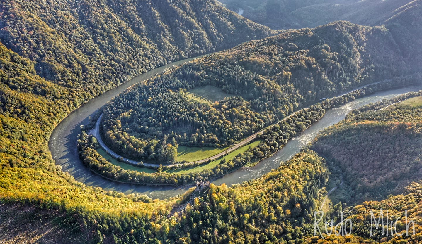 Domašínsky meander. Aj takýto pohľad sa vám môže naskytnúť pri návšteve hradu.