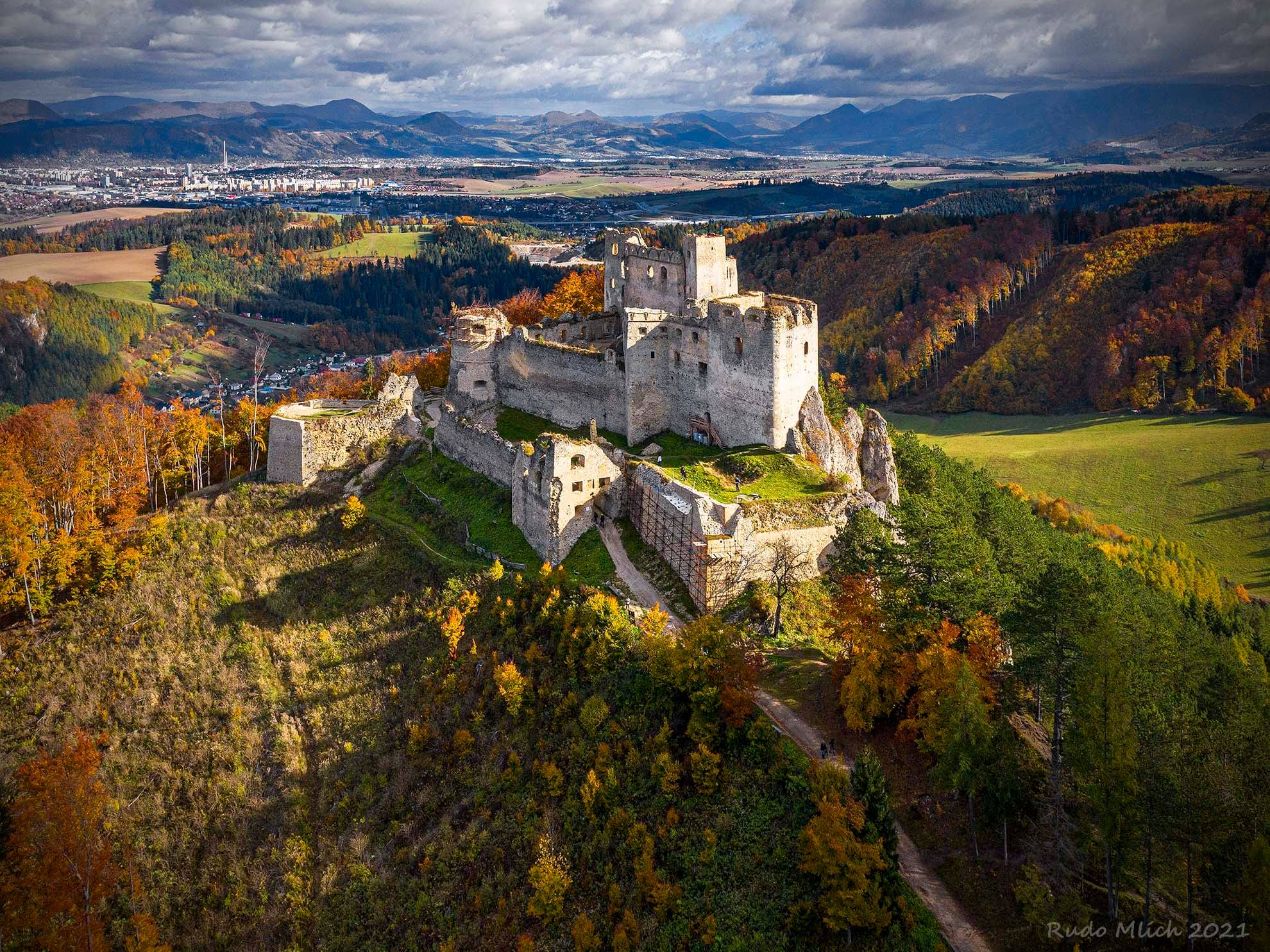 Hrad Lietava pochádza z konca 13. storočia. Snímka Rudo Mlich