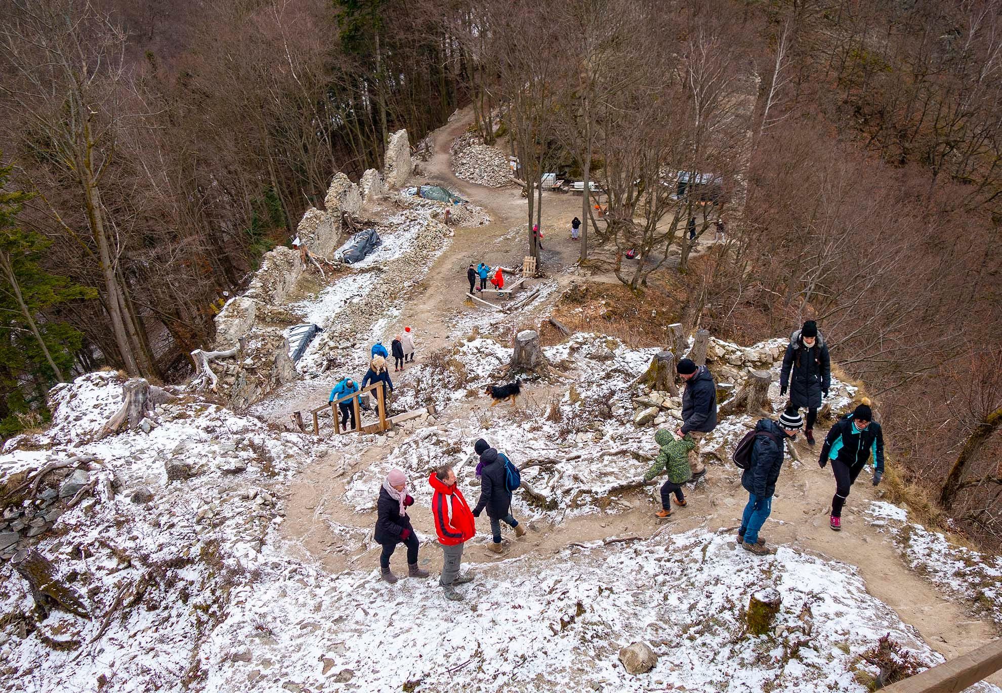 Veľká časť stredného hradu je už pod zemou. Na snímke možno zahliadnuť aj nové drevené schodisko, ktoré má umožniť bezpečnejší výstup na horný hrad.