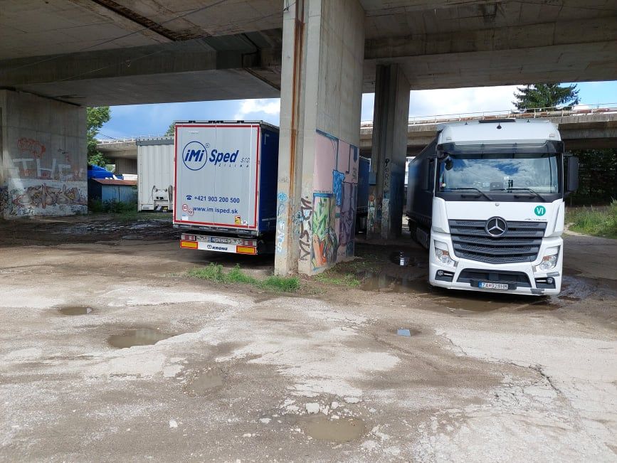 Kamióny súkromnej spoločnosti neoprávnene parkujúce pod estakádou na Frambore. FOTO: J. Rzeszoto