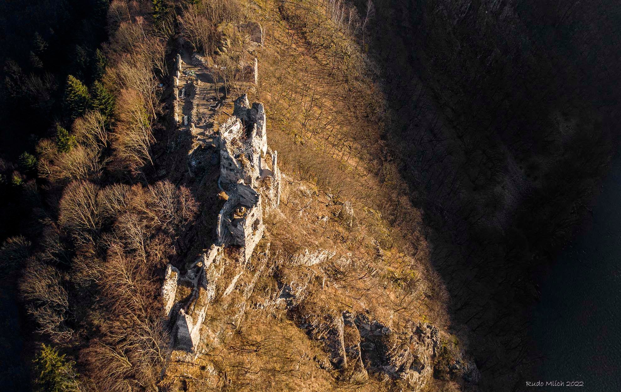 Pohľad na Starý hrad z vtáčej perspektívy.