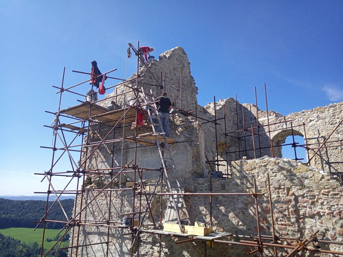 Hrad Hričov zachraňujú nadšenci pre históriu už dvanásť rokov.