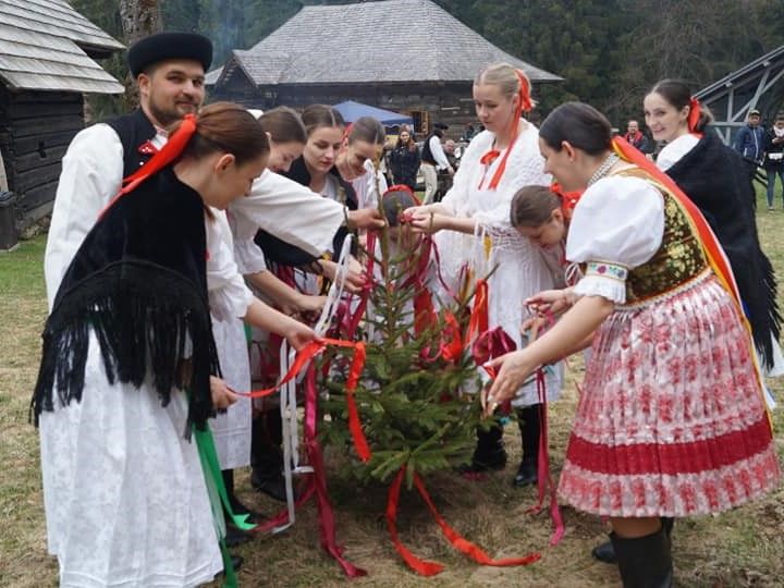 2 Facebook Múzeum kysuckej dediny a Historická lesná úvraťová železnica vo Vychylovke.jpg