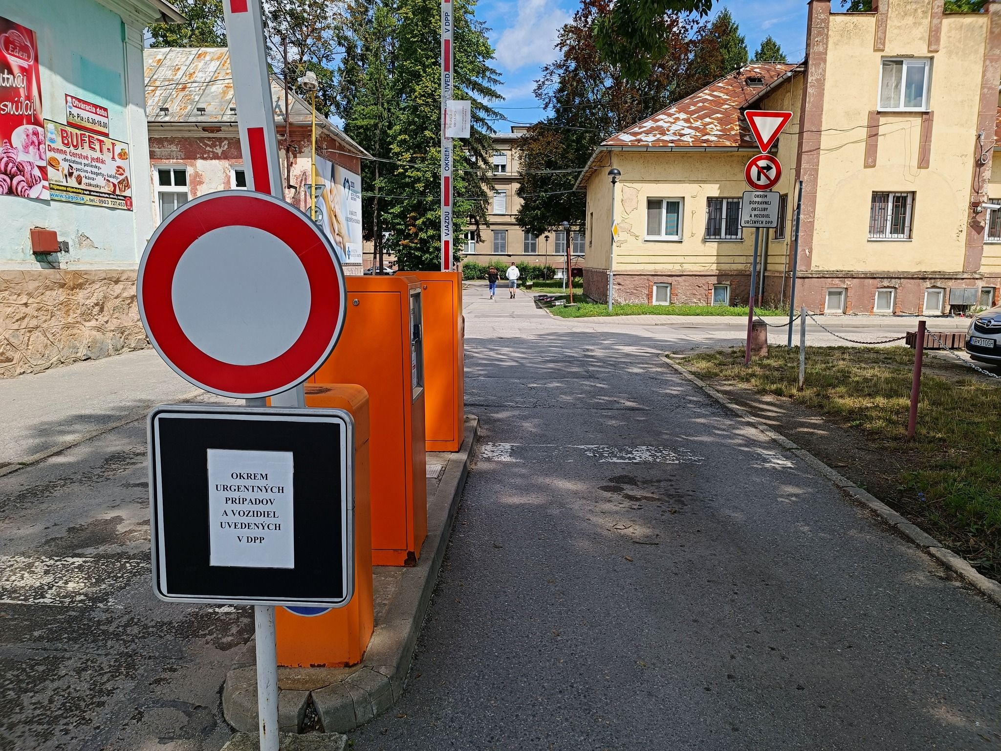 Závora Z3 - Do vnútorného areálu môžu cez ňu vstúpiť iba vozidlá prevážajúce urgentné prípady.