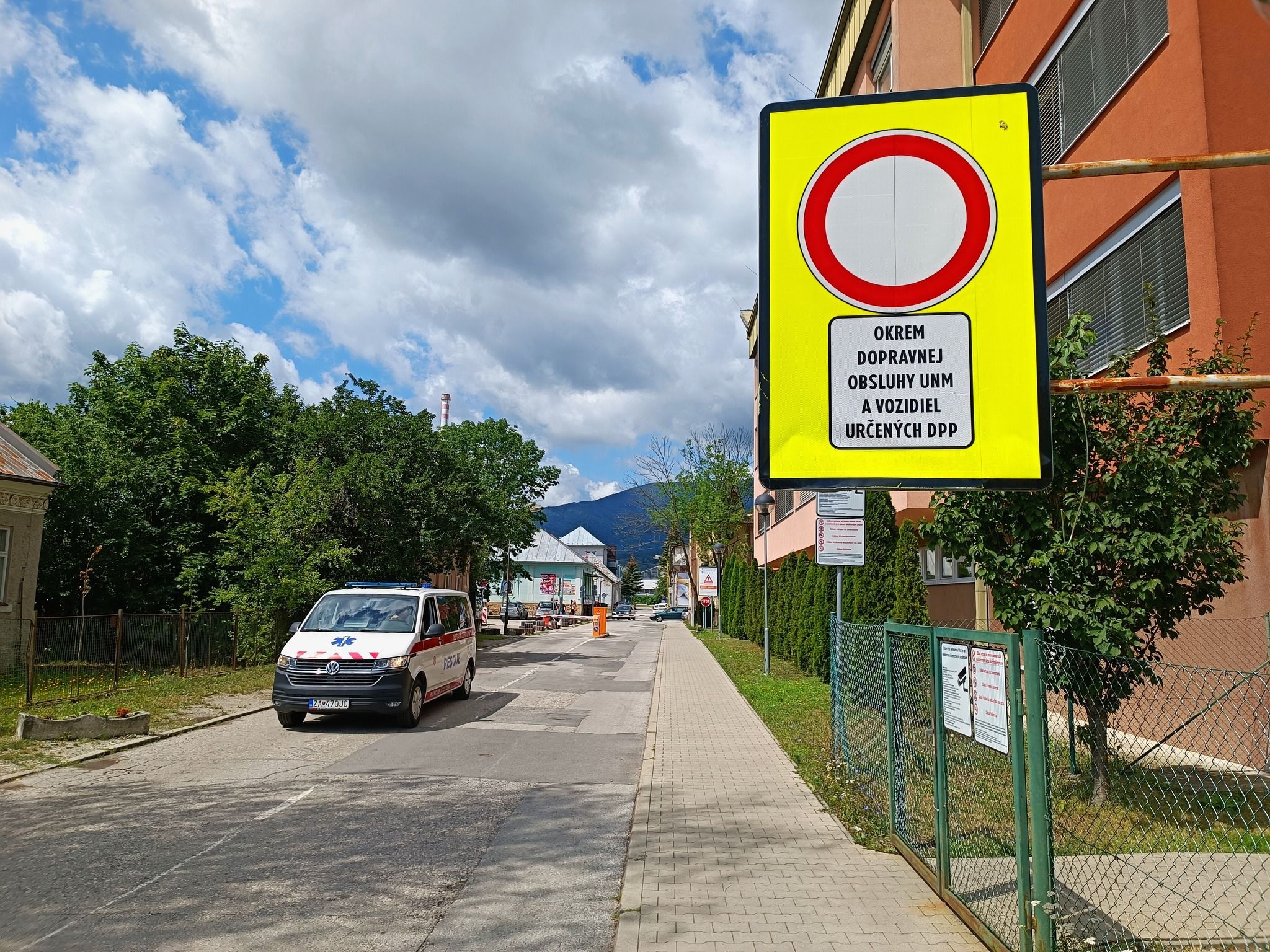 Závora Z2 je určená výhradne pre vjazd sanitiek, rýchlej zdravotnej služby a oprávnených vozidiel.