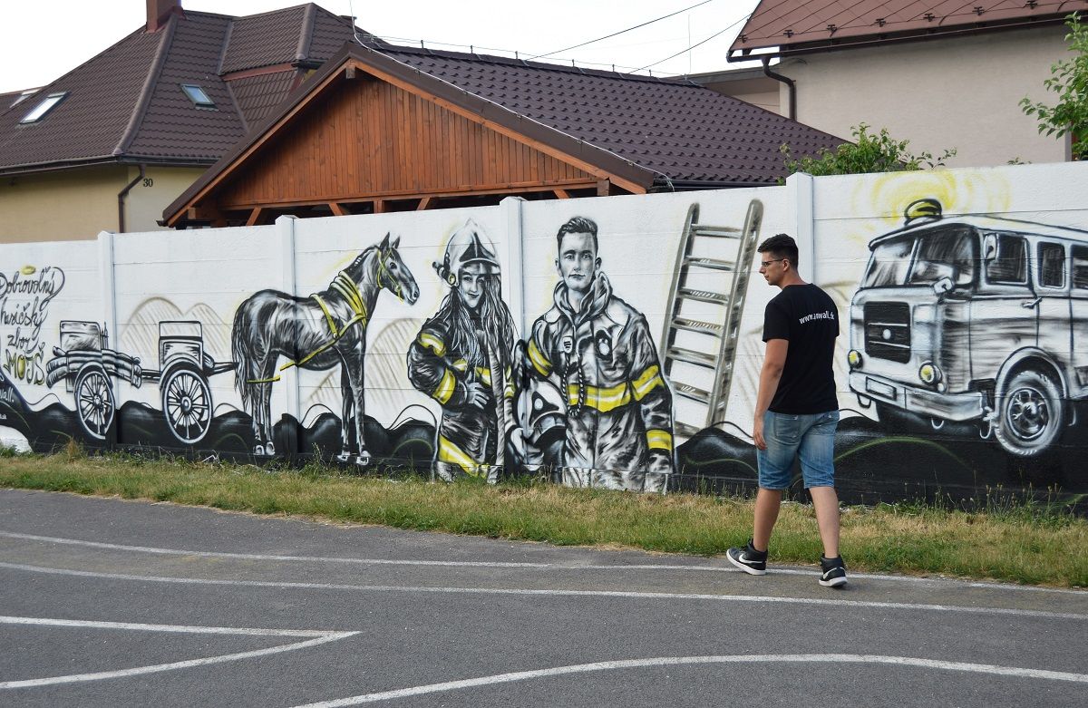 Mladý umelec zo Žiliny pracoval na diele niekoľko dní, dokončil ho pred obecnými slávnosťami na Annu.