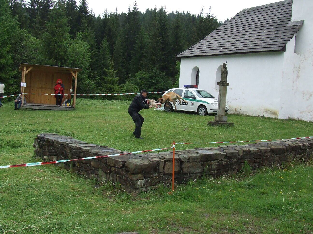 50. Polícia-ukážky prác s cvičenými psami.jpg