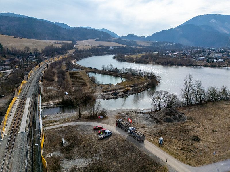 Lokalita za železničným mostom vo Varíne žije v týchto dňoch čulým stavebným ruchom. Zdroj: zilinskazupa.sk