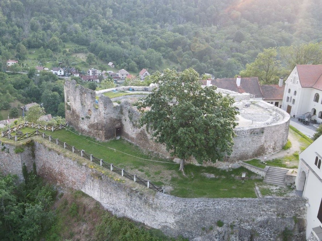 5 Facebook Múzeum bábkarských kultúr a hračiek, Hrad Modrý Kameň.jpg