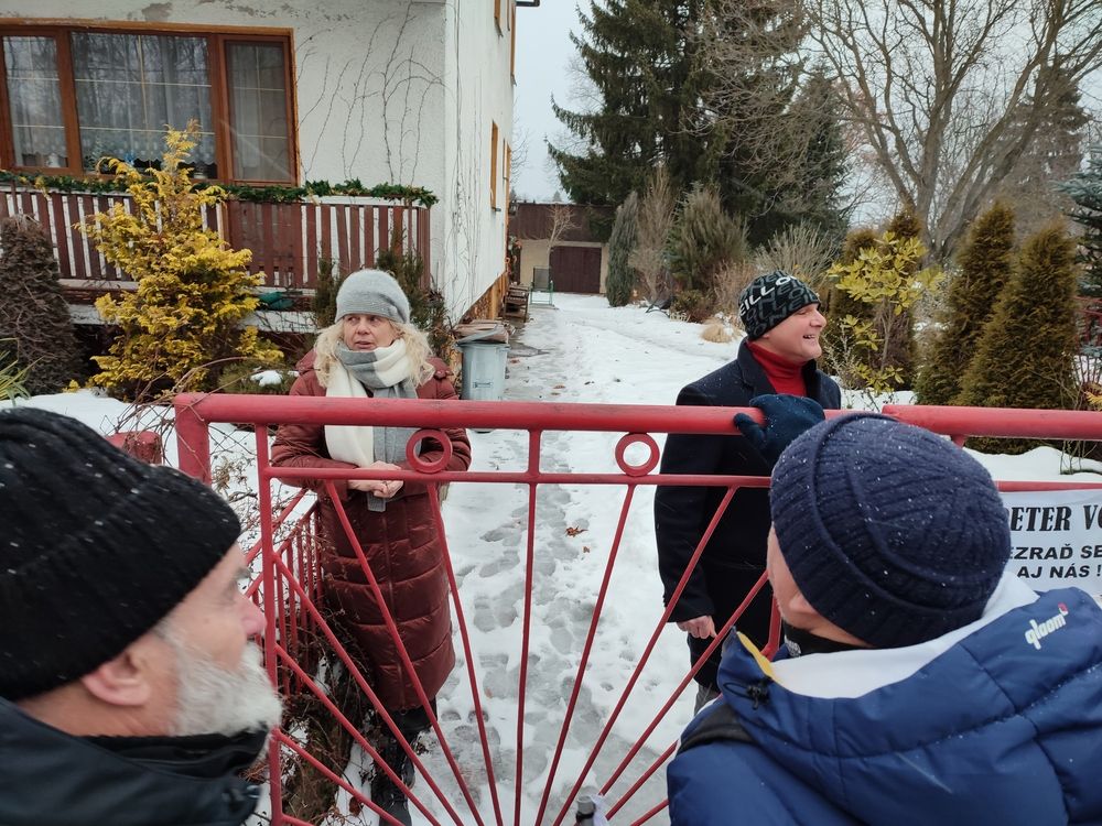 Poslanec aj s manželkou vyšli von a s protestujúcimi sa snažili diskutovať.