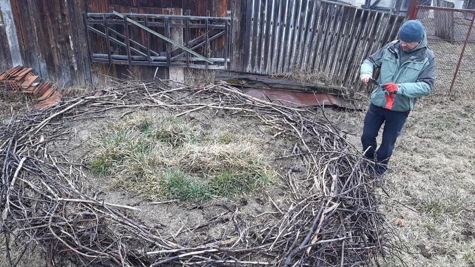 Časť materiálu zo starého hniezda použii na dotvorenie nového_.JPG