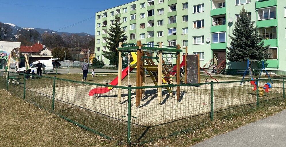 Centrálne ihrisko v Záturčí.jpg