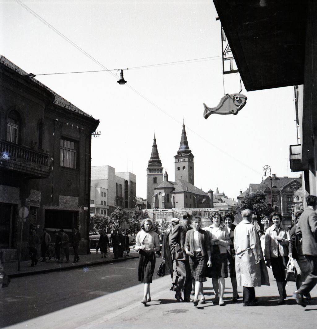 Dámy a páni na Námestí A. Hlinku v Žiline v roku 1954_.jpg