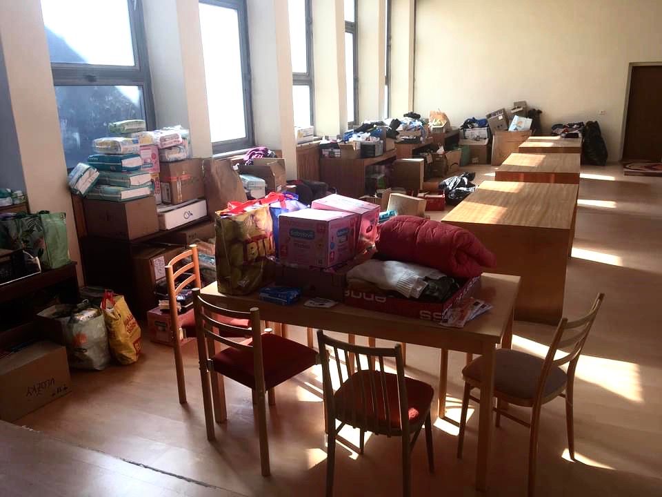 Dobrovoľníci pripravujú priestory Komunitného centra.JPG