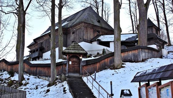 Drevený artikulárny kostol Leštiny. foto kamnavylet.sk (002).jpg