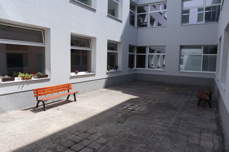 FNsP ZA_Átrium uprostred oddelenia onnovkológie čaká veľká oba malá.jpg