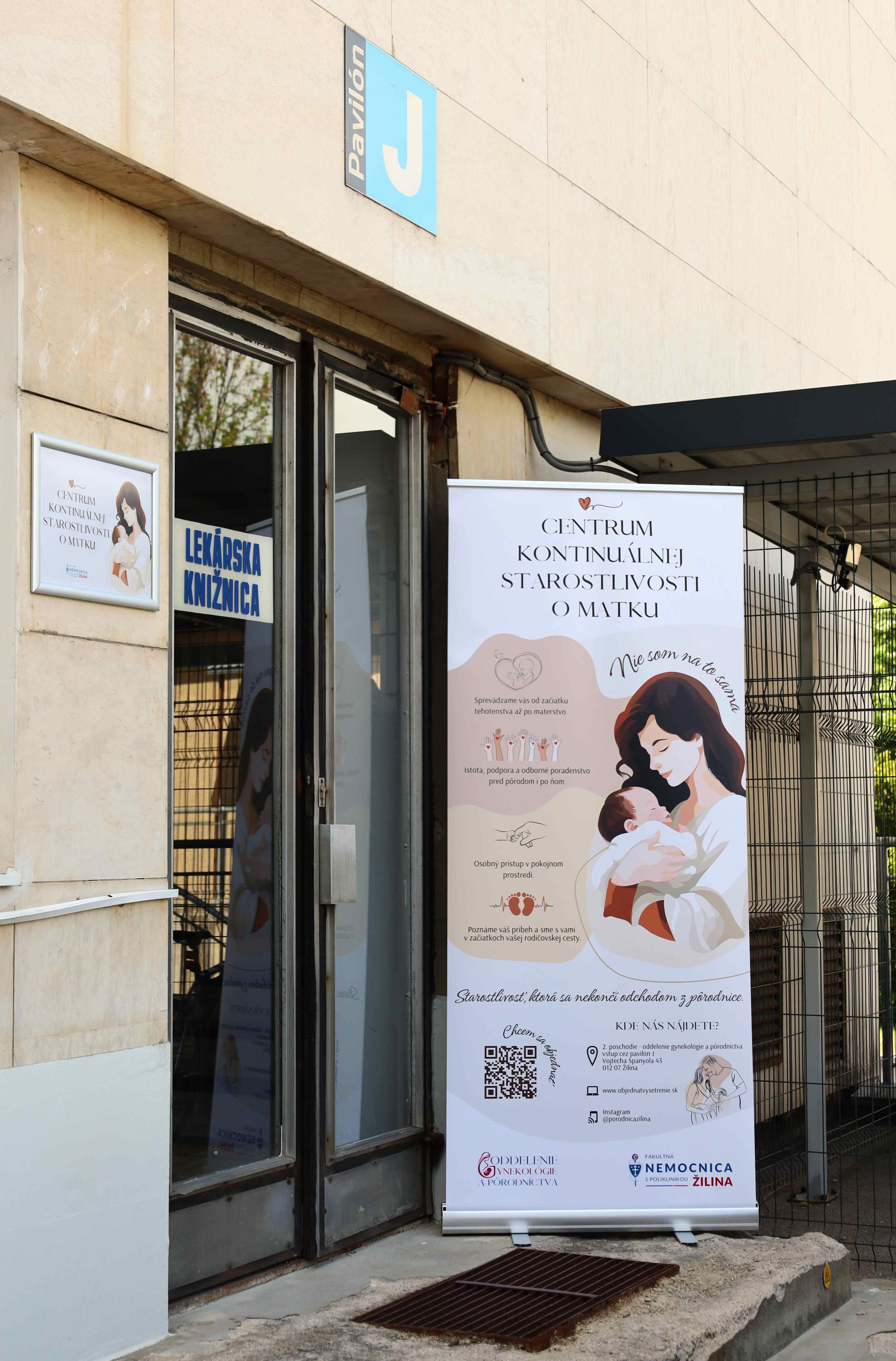 FNsP ZA_Centrum sídli v pavilóne J na 2. poschodí - vchod do lekárskej knižnice.JPG