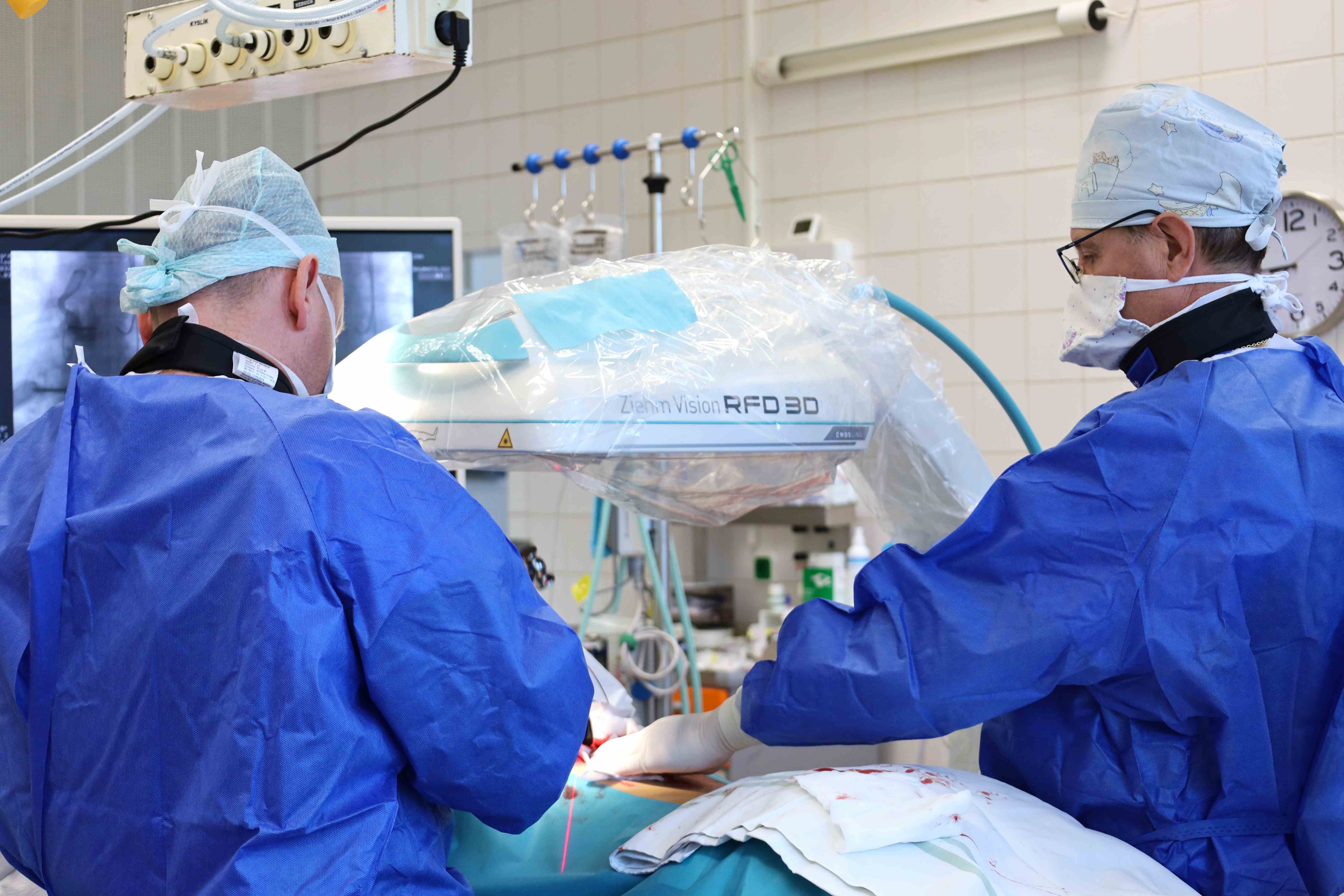 FNsP ZA_Inovatívnu technológiu použili pri operácii chrbtice na oddelení úrazovej chirurgie (002).JPG