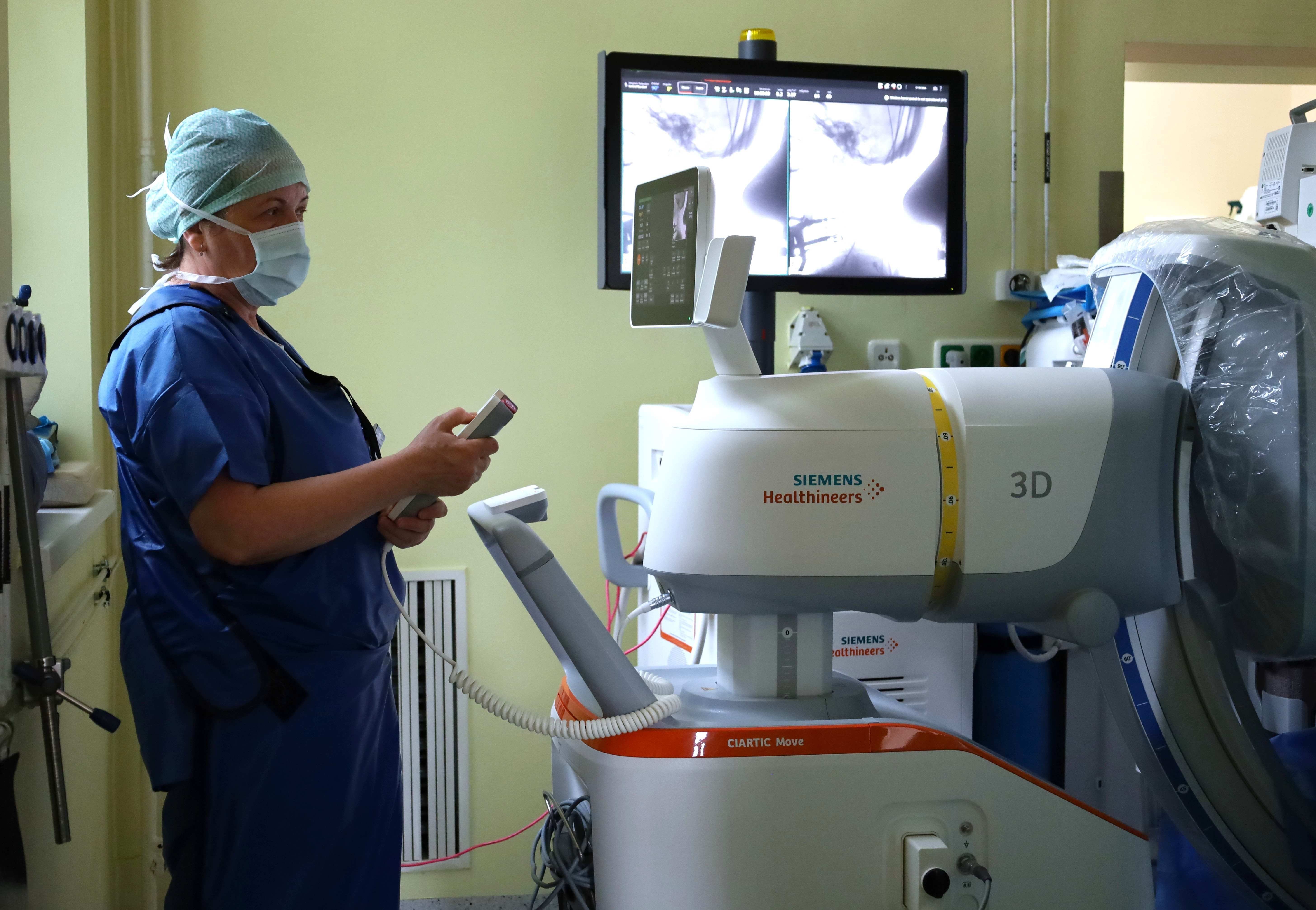 FNsP ZA_Nové 3D C-rameno umožňuje lekárom získavať detailné dvojrozmerné aj trojrozmerné zobrazenie priamo počas operácie.JPG