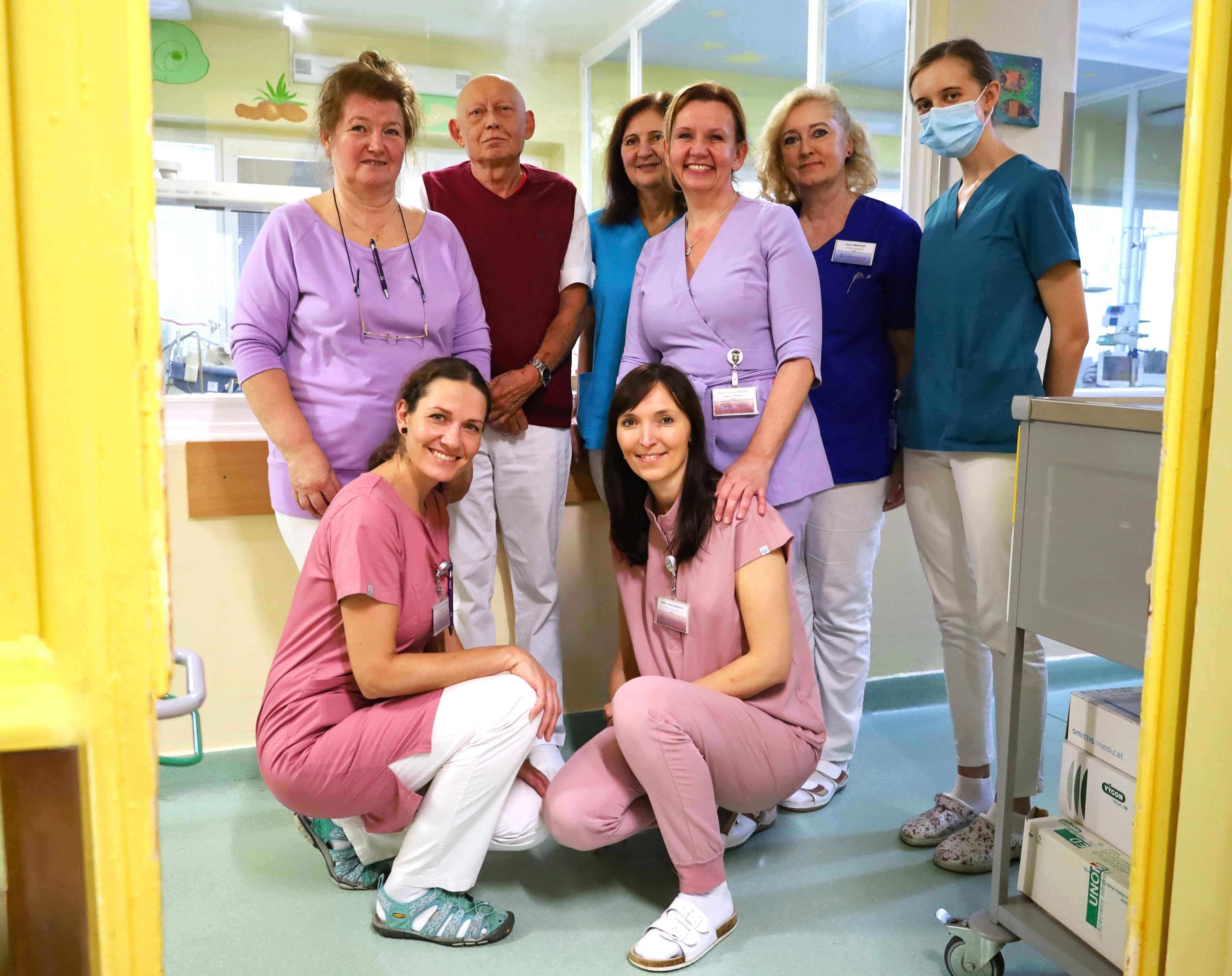 FNsP ZA_O predčasne narodené bábätká sa stará tím odborníkov jednotky resuscitačnej starostlivosti o novorodencov.JPG