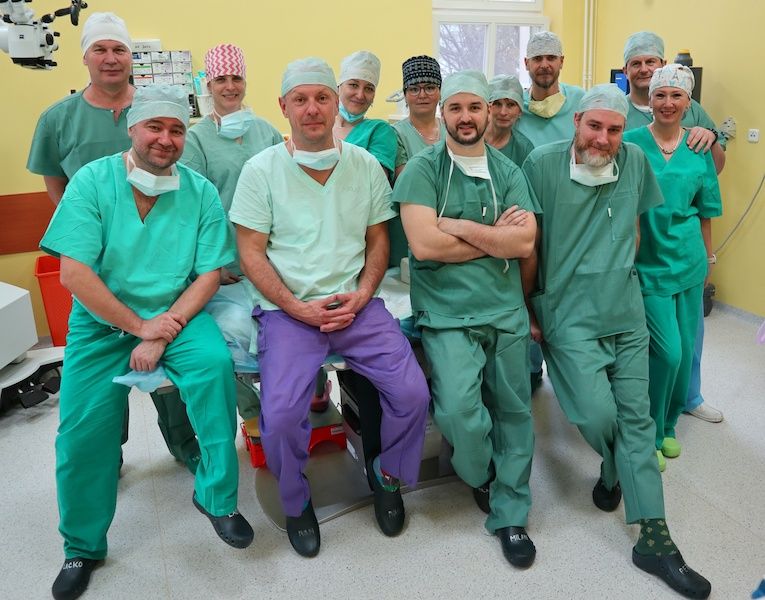 FNsP ZA_Operačný tím žilinskej nemocnice s lekármi z Rumunska.JPG
