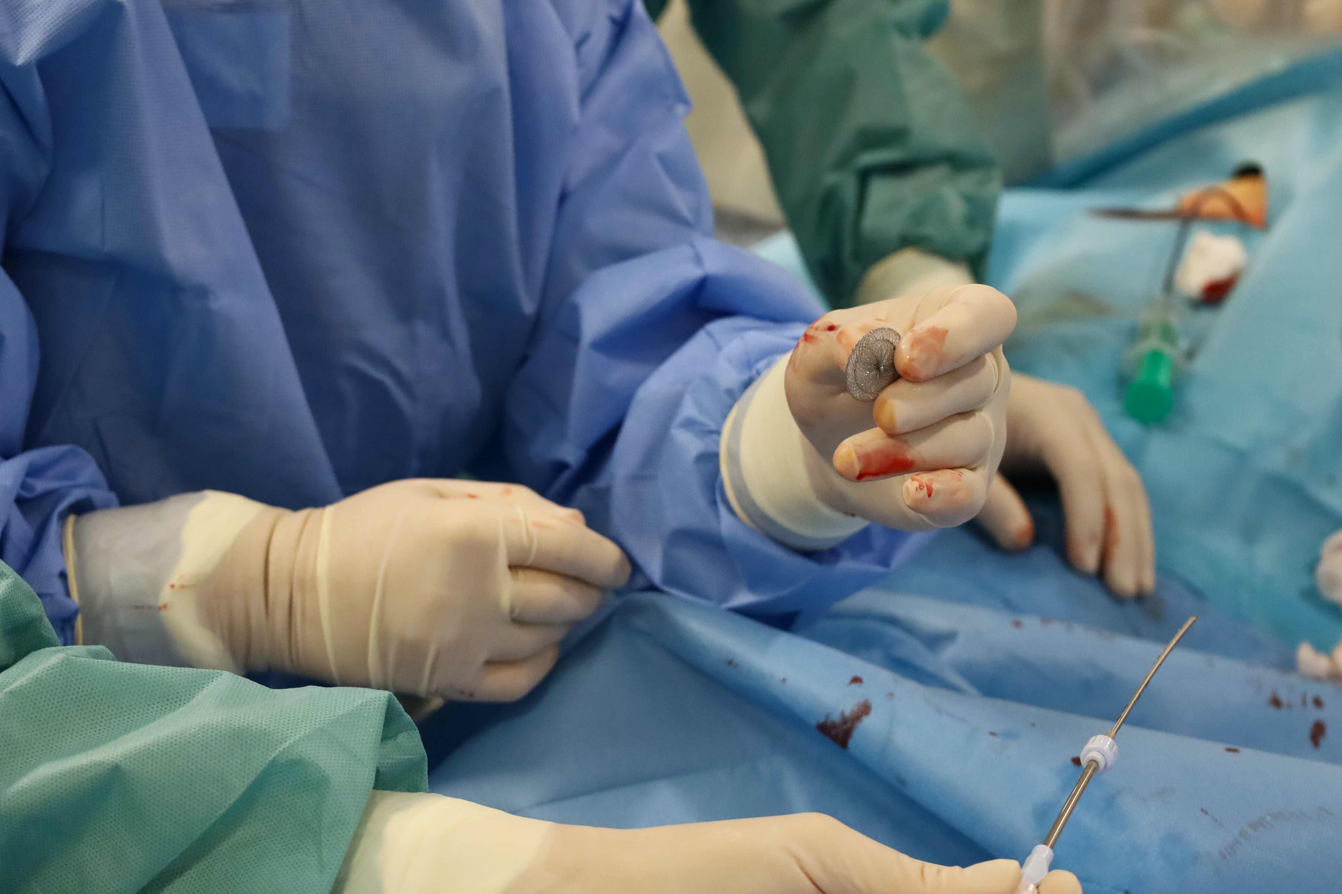 FNsP ZA_Podstata výkonu spočíva v zavedení špeciálneho zariadenia do srdca cez cievny prístup.JPG