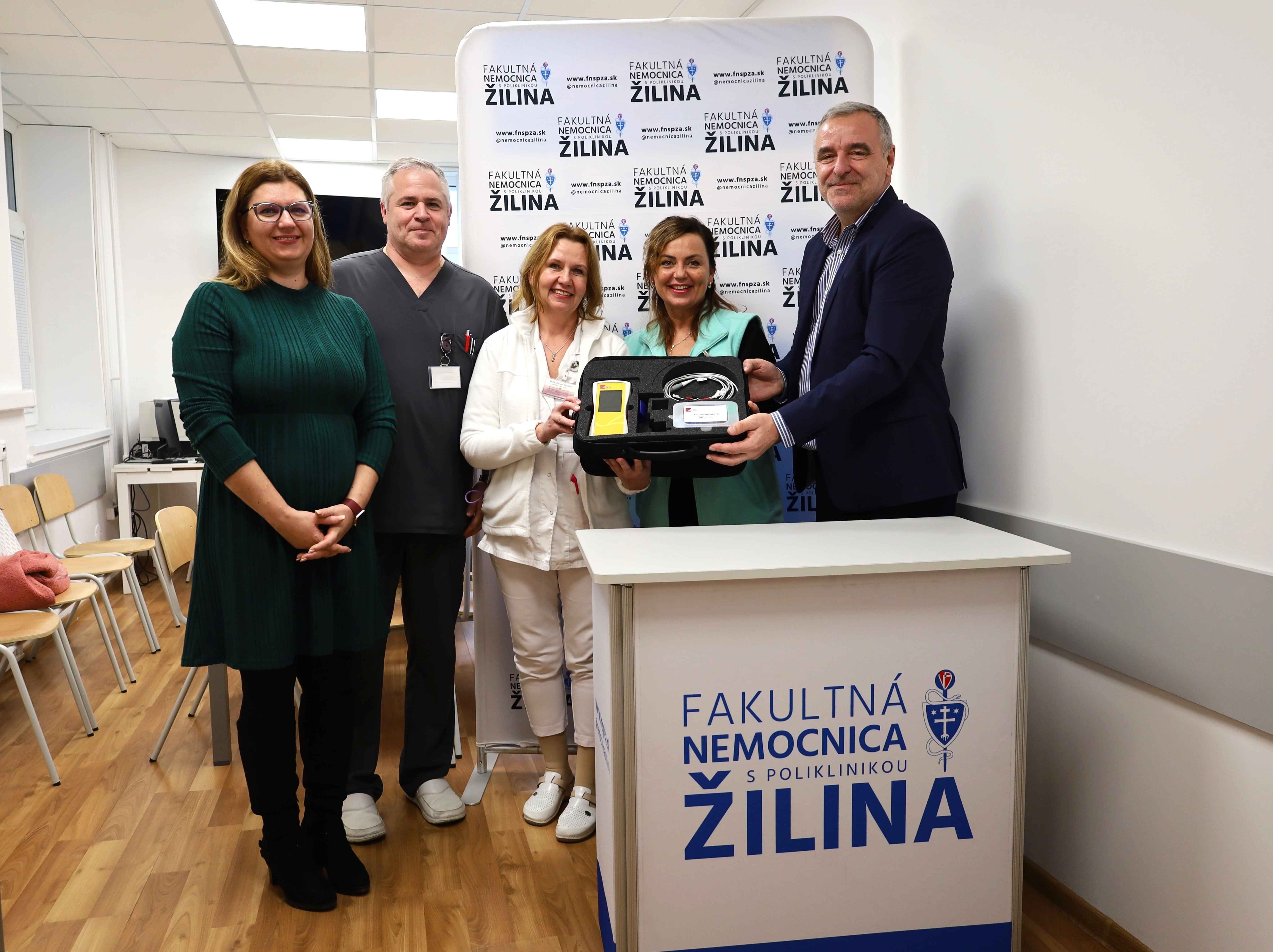 FNsP ZA_Prístroj sa podarilo získať vďaka Nadácii Televízie JOJ a Ing. Petrovi Belinskému.JPG