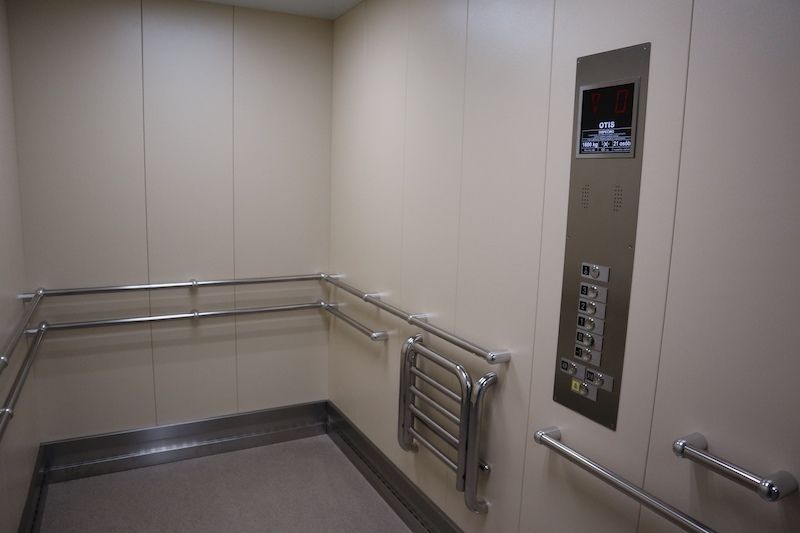 FNsP ZA_V očnom pavilóne vymenili oba staré výťahy.JPG