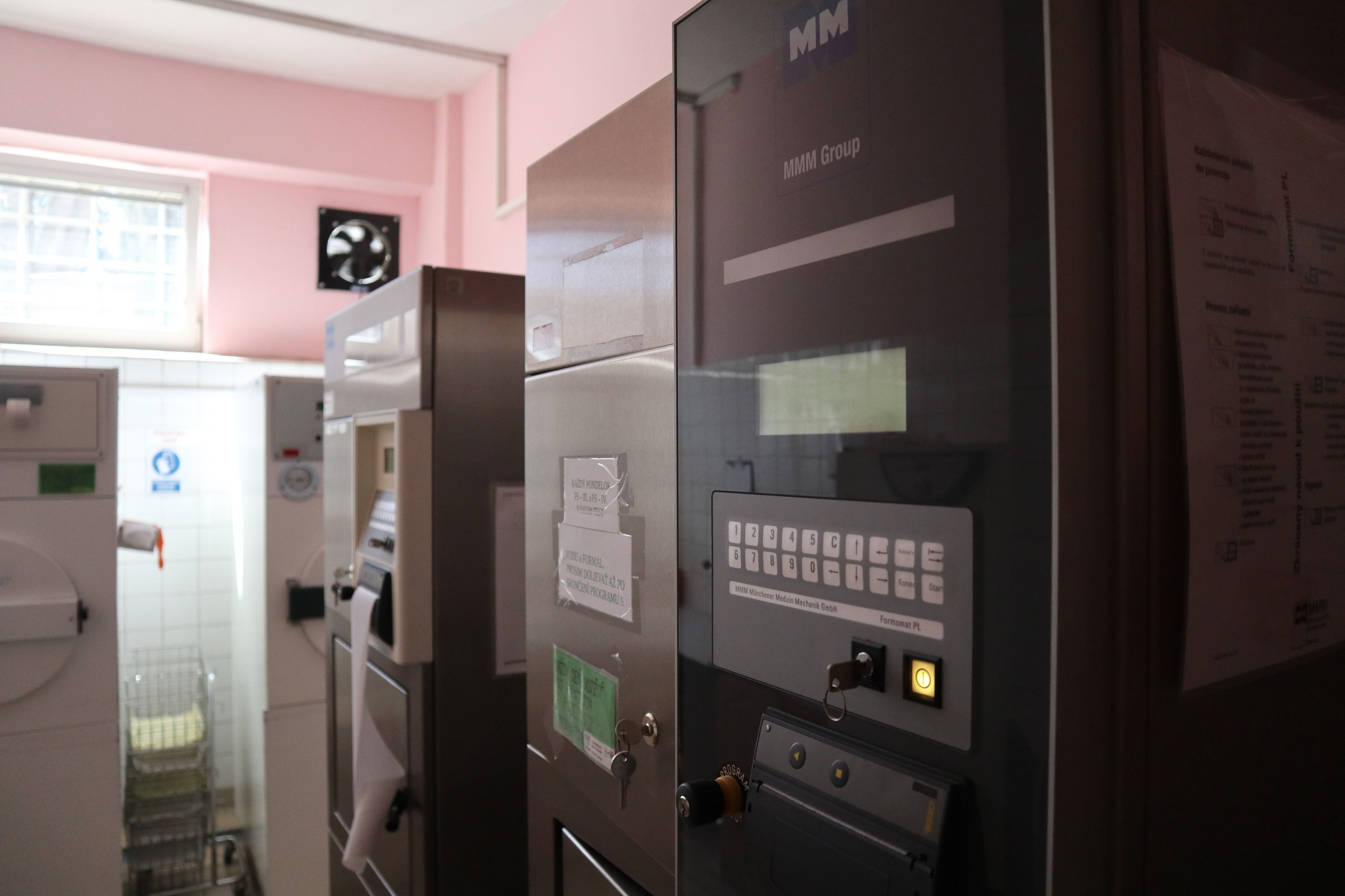 FNsP ZA_V žilinskej nemocnici zabezpečuje sterilizáciu pomôcok oddelenie centrálnej sterilizácie.JPG