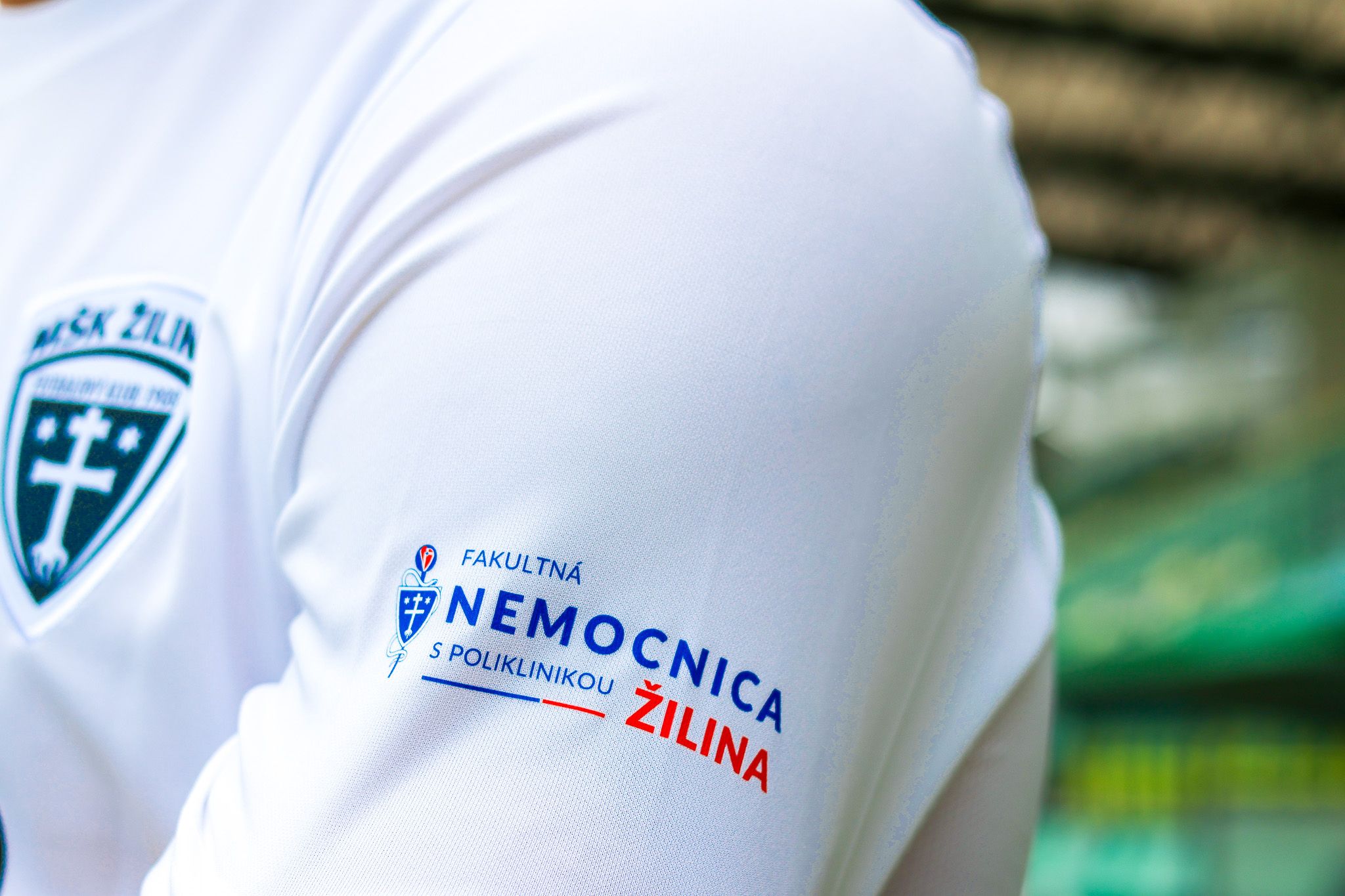 FNsP ZA_Žilinskí futbalisti nastúpili na zápas v unikátnej edícii bielych dresov.jpg