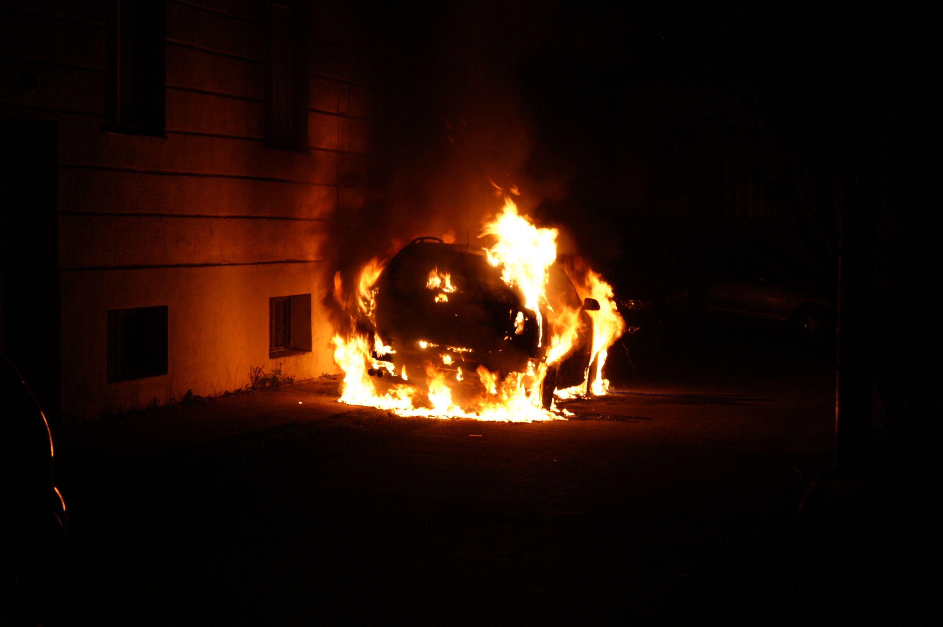 Približne pred rokom postavili pod vyhliadkovou skalou na Borovej drevený kríž. V noci býva vďaka solárnemu panelu osvetlený.