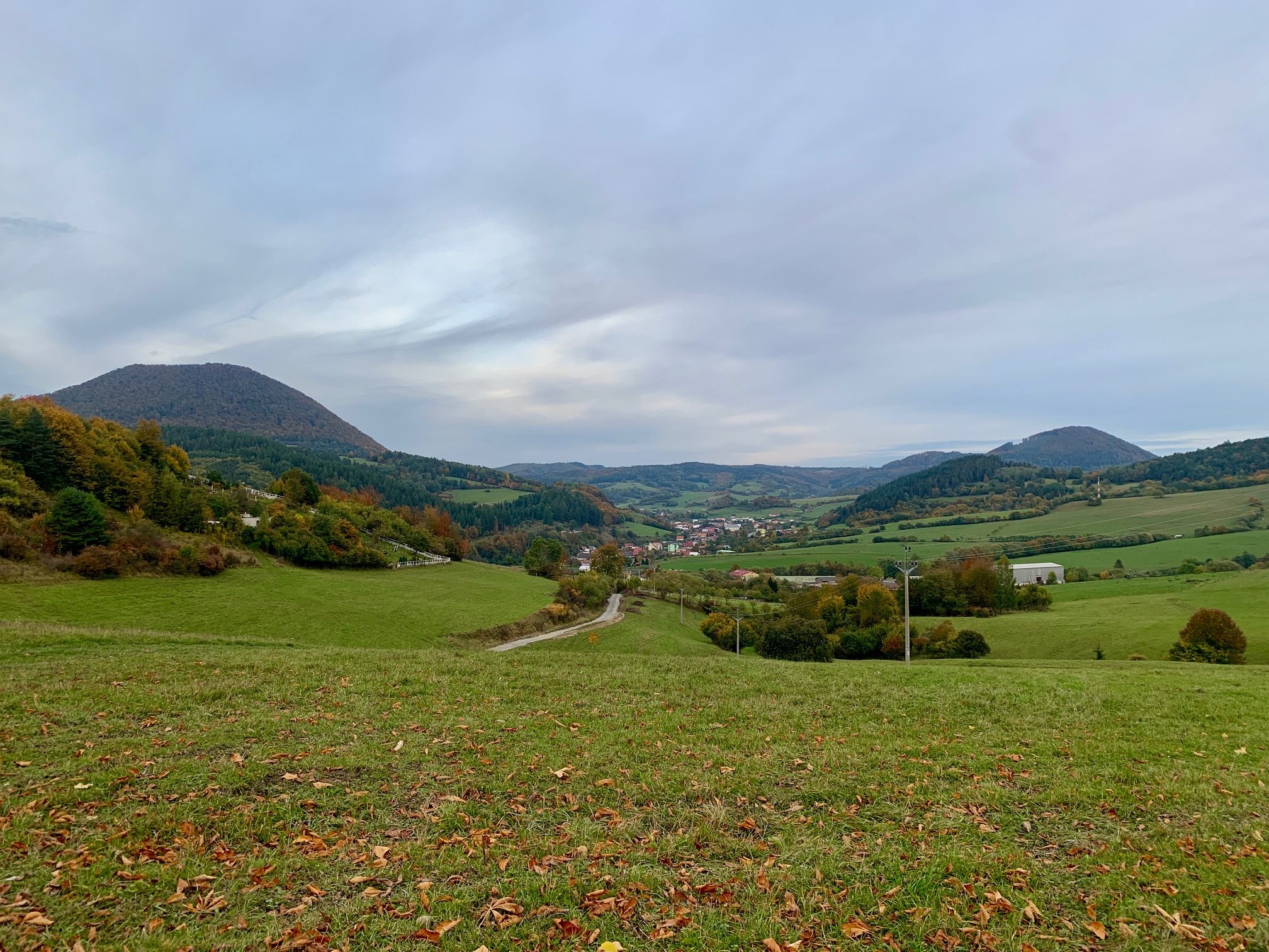 Ak by ste sa vydali opačným smerom, dostanete sa do Horného Vadičova. V pozadí Ľadonhora, ktorá je najvyšším vrchom dolných Kysúc. Zdroj: zilina.sp21.sk