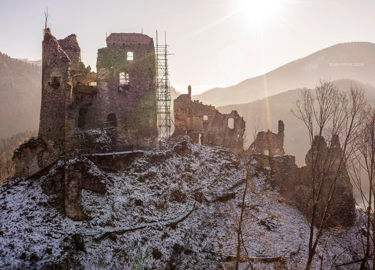 Hrad zachraňujú dobrovoľníci od roku 2019. Zdroj: FB/Starhrad-Združenie na záchranu Starého hradu - castrum Warna