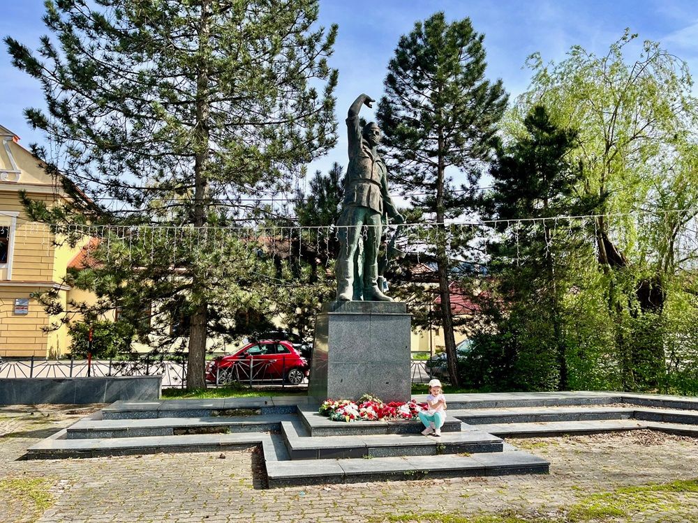 Pamätník vojaka, ktorý je spolu s kaplnkou dominantou námestia, bol donedávna majetkom štátu. Zdroj: zilina.sp21.sk